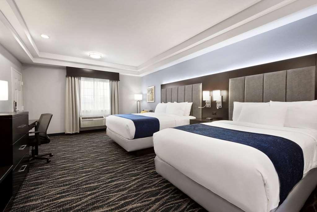 days inn and suites by wyndham houston hobby airport