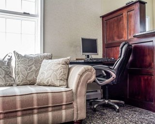 econo lodge inn and suites airport