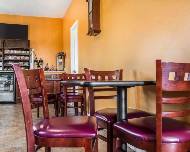 econo lodge inn and suites airport