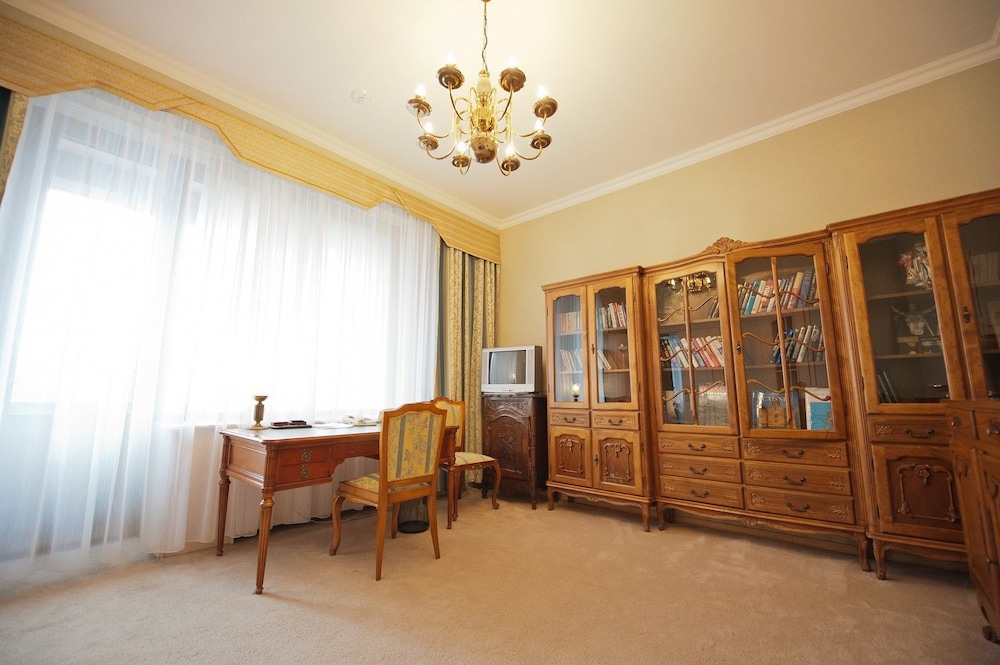 jolly alon hotel