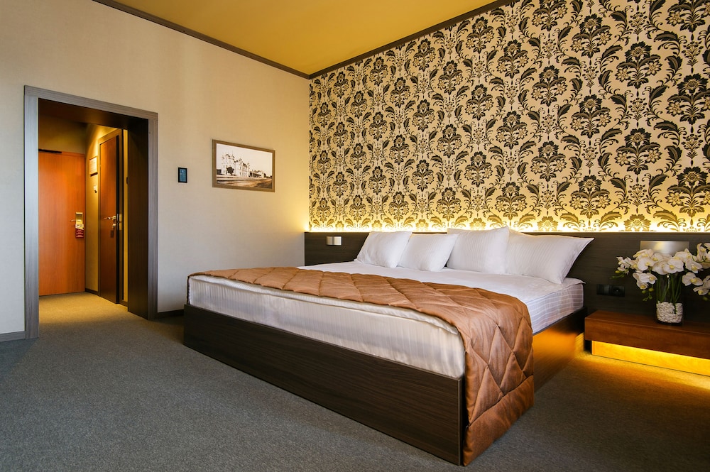 jolly alon hotel