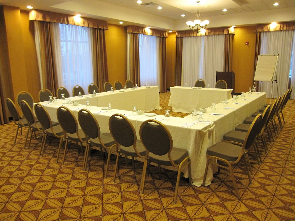holiday inn express and suites clarington bowmanville