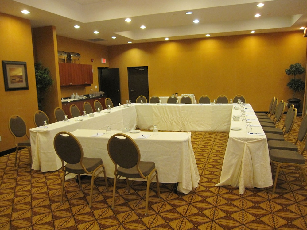 holiday inn express and suites clarington bowmanville
