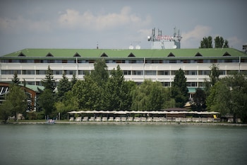 hotel marina port