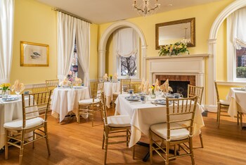 Ironclad Inn & Bourbon Room,Fredericksburg>>Falmouth,4 star