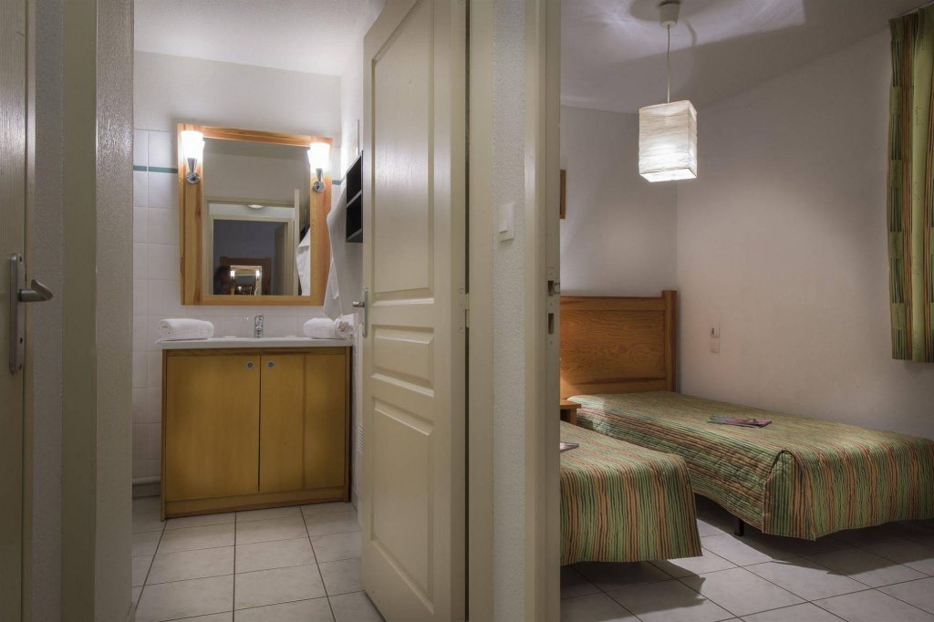 Vacanceole - Domaine Du Green,Near Aigueleze Golf Club,3 star