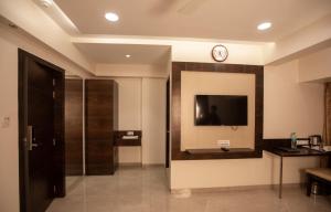hotel naaz executive near t2 airport