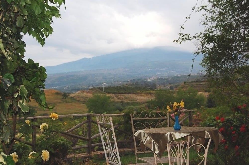 antico borgo etneo country hotel