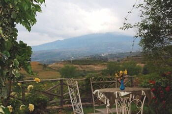 antico borgo etneo country hotel