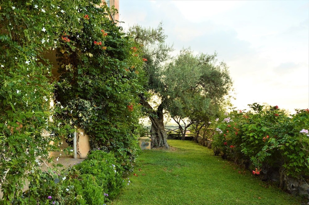 antico borgo etneo country hotel
