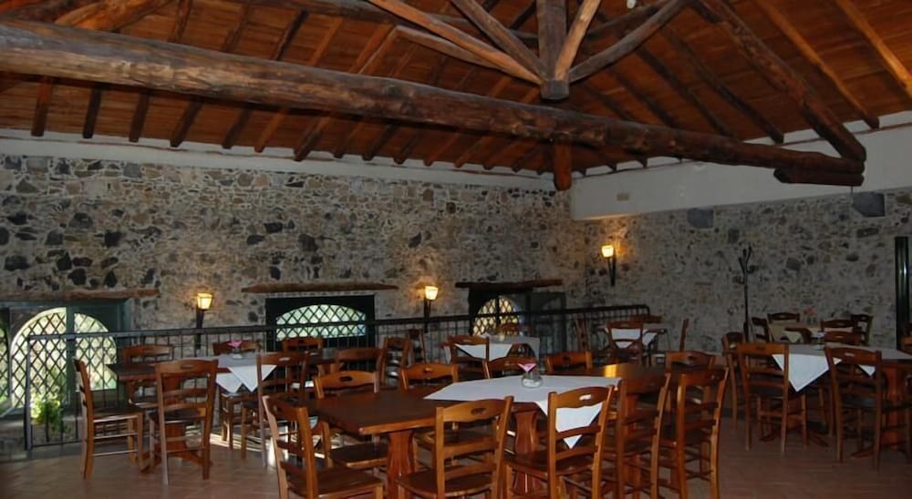 antico borgo etneo country hotel