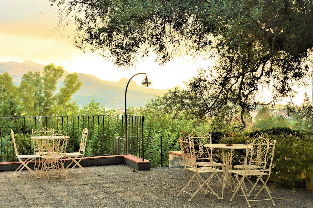 antico borgo etneo country hotel