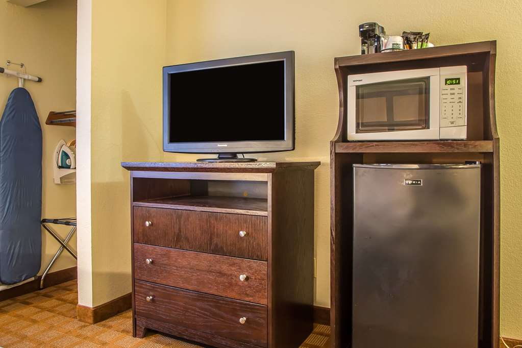 quality inn and suites marinette