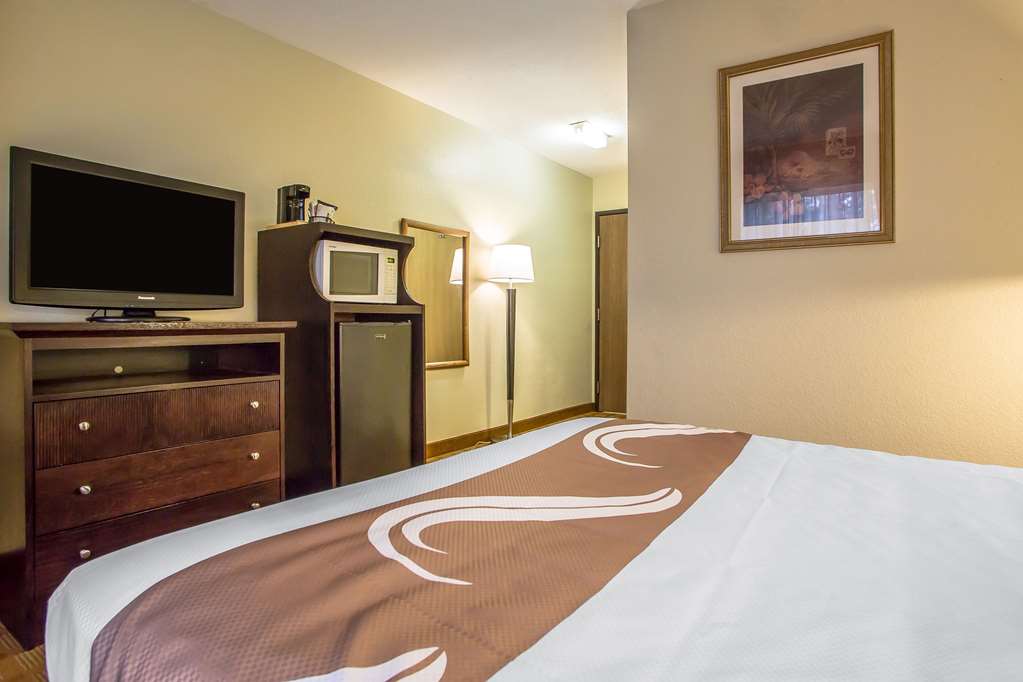 quality inn and suites marinette