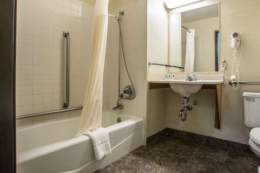 quality inn and suites marinette