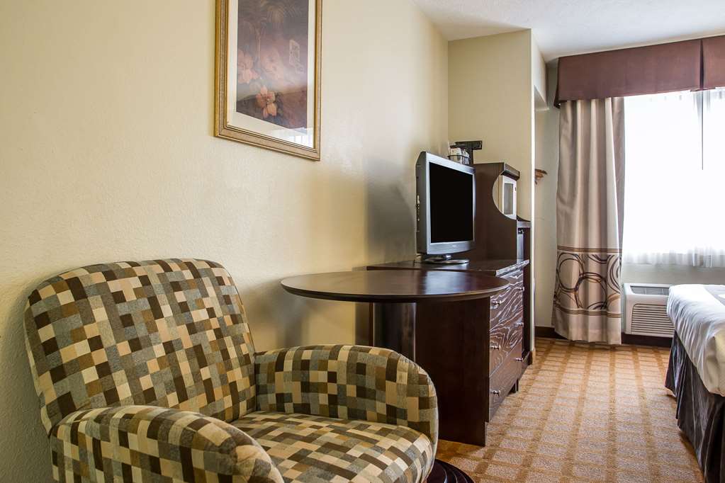 quality inn and suites marinette