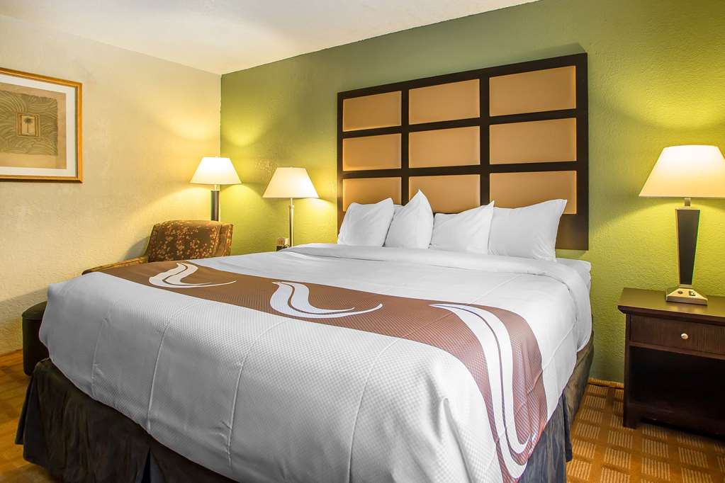 quality inn and suites marinette