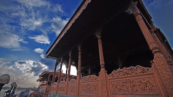 meena group houseboats