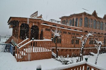 meena group houseboats