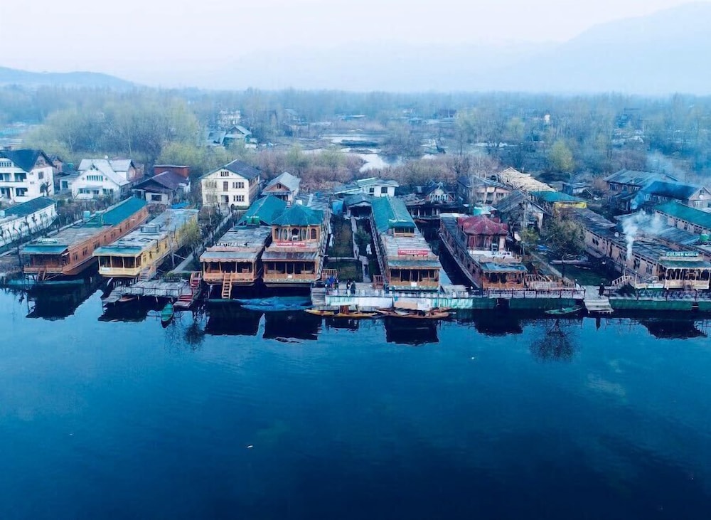 meena group houseboats