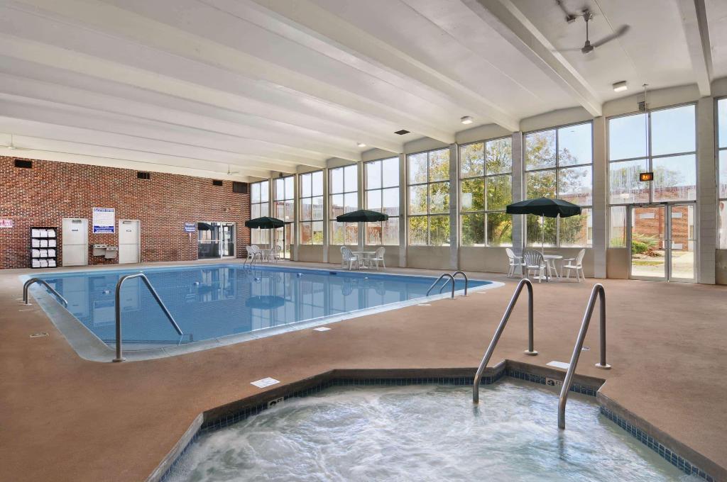 norwood inn and suites la crosse