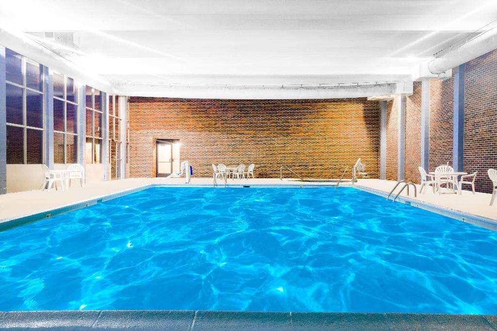 norwood inn and suites la crosse