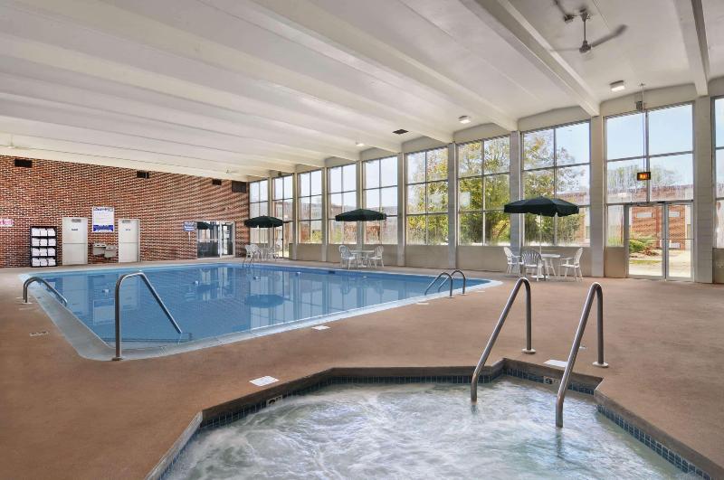 norwood inn and suites la crosse