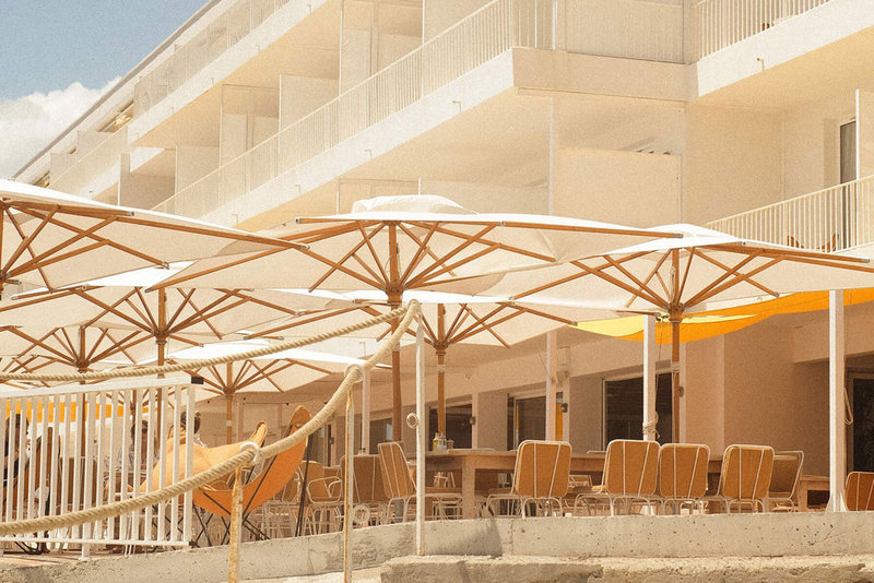 les roches rouges a beaumier hotel