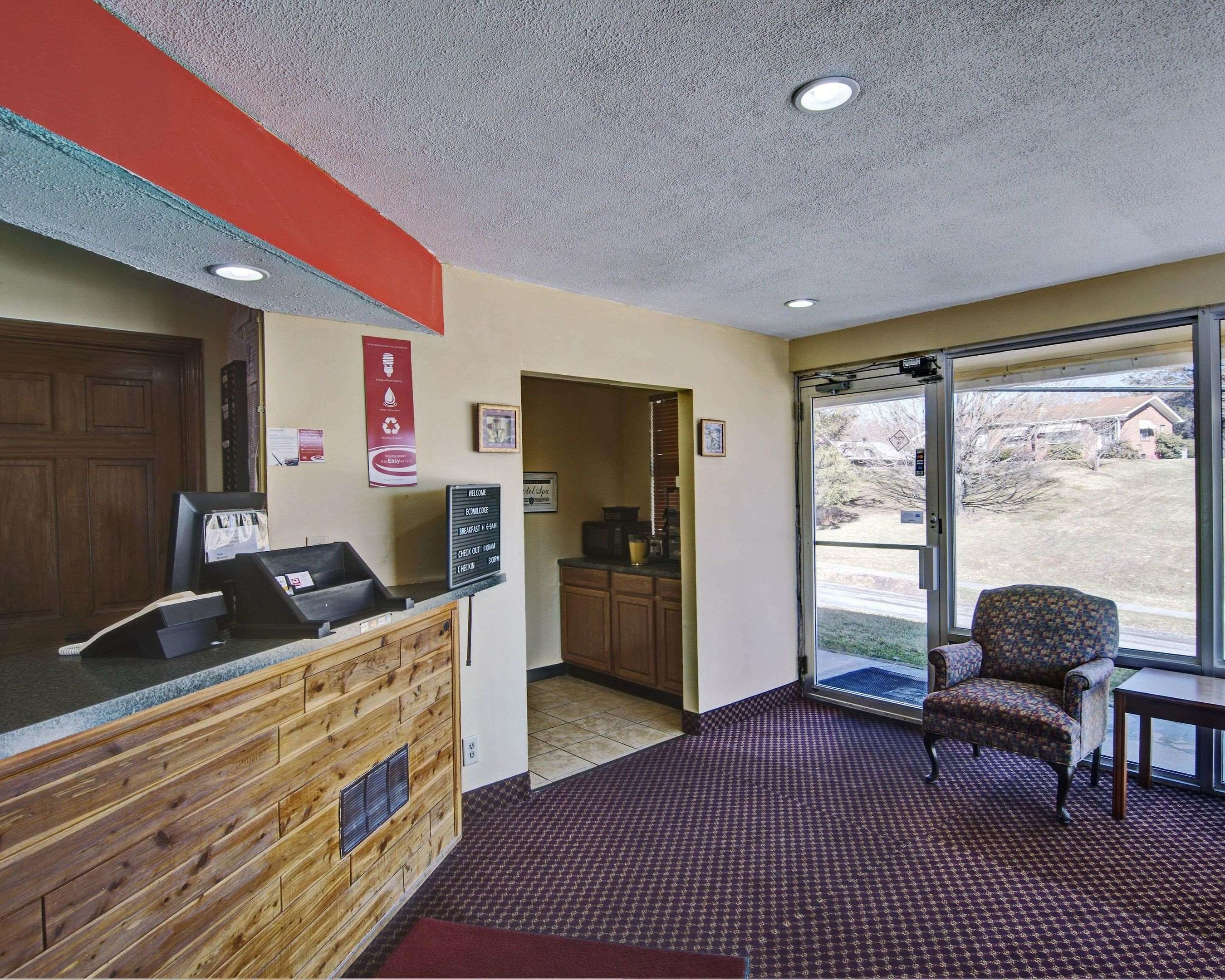 econo lodge near bluefield college