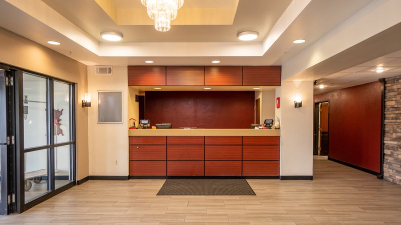 red roof inn and suites indianapolis airport