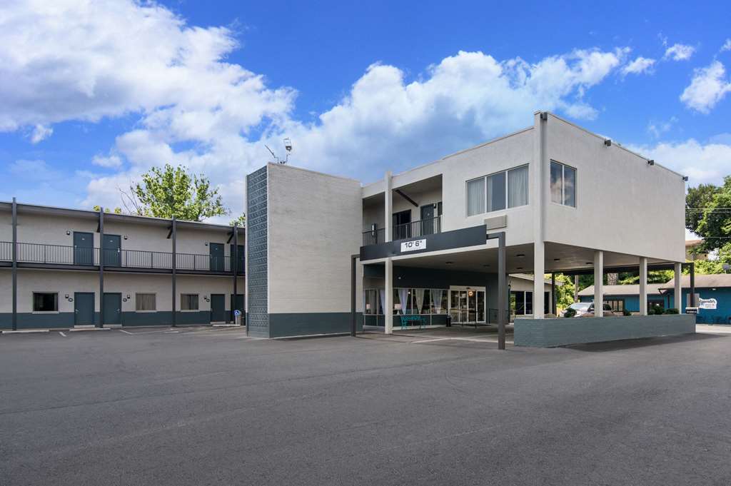 Quality Inn - On The Lake Clarksville-Boydton,,2.5 star