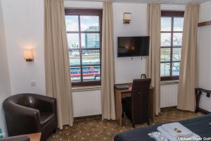 lowenbrau koln hotel and restaurant