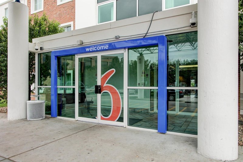 super 8 by wyndham aurora east