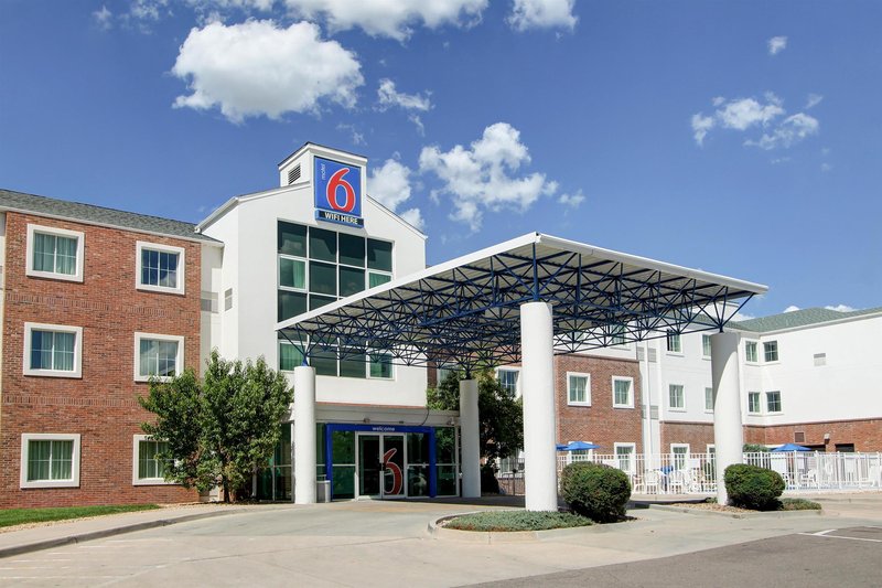 super 8 by wyndham aurora east