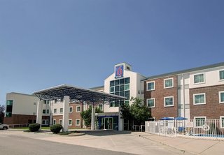 super 8 by wyndham aurora east