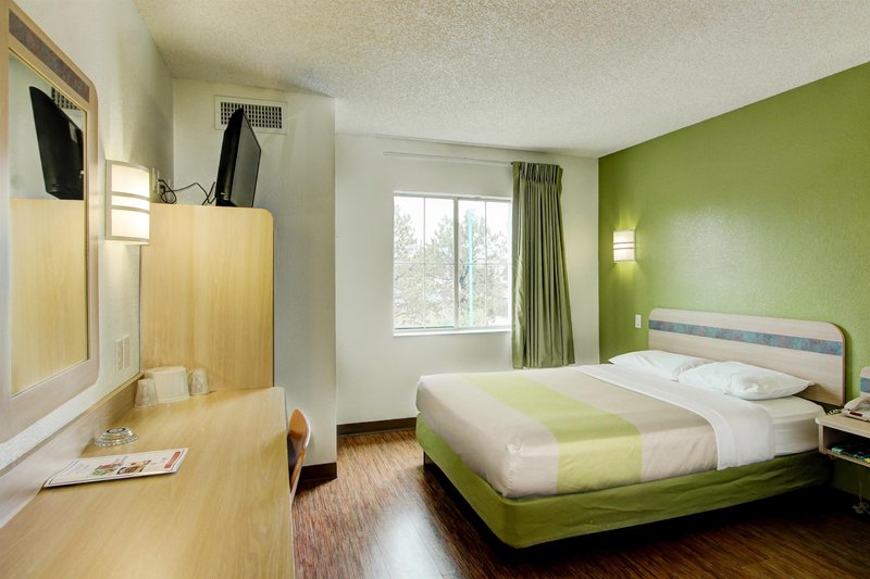 super 8 by wyndham aurora east