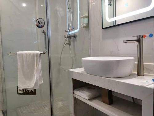 7 days premium guangzhou guangyuan passenger station