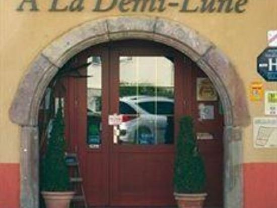 a la demi lune