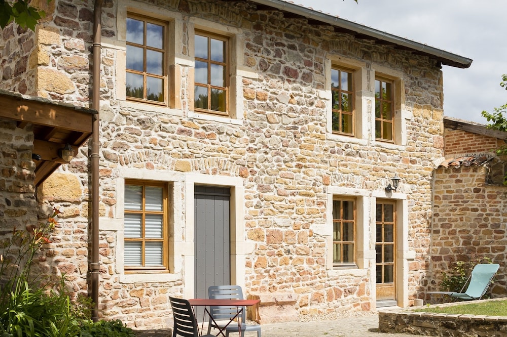 contact hotels le savigny and spa