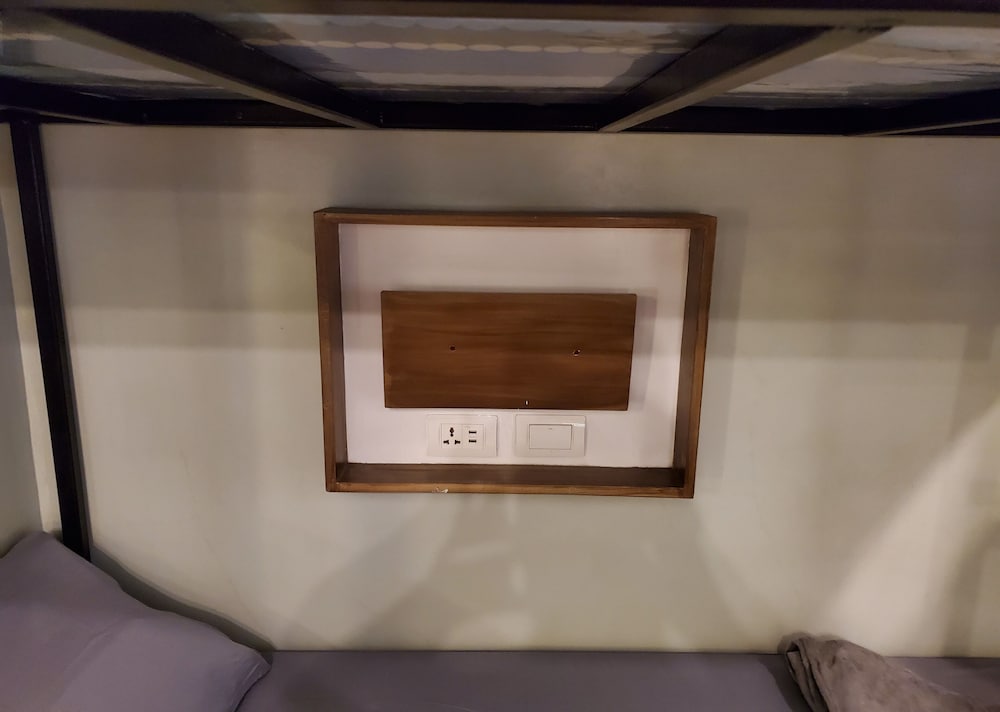 outpost hostel coron adults only