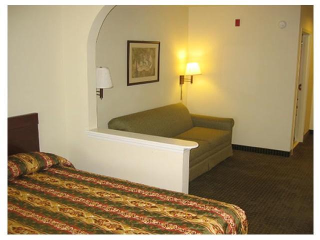 red roof inn and suites biloxi