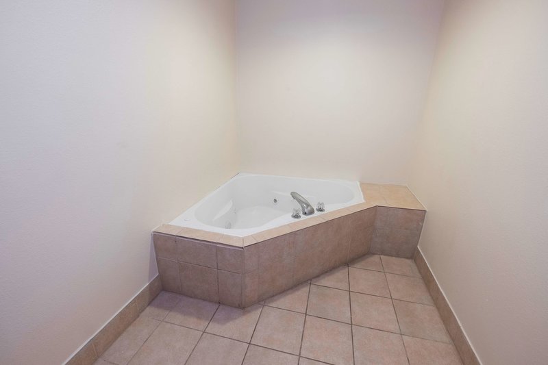 red roof inn and suites biloxi