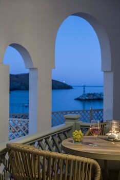 aphrodite luxury apartment