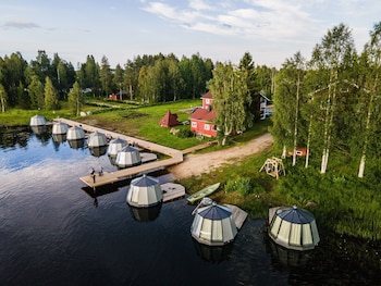 arctic guesthouse and igloos