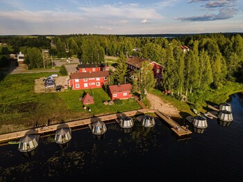 arctic guesthouse and igloos