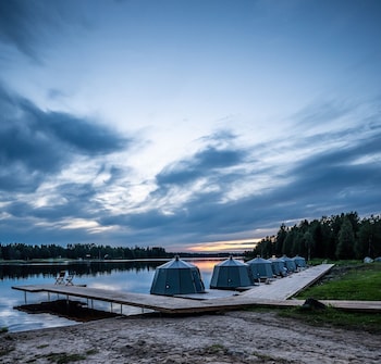 arctic guesthouse and igloos