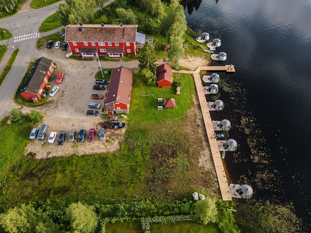 arctic guesthouse and igloos