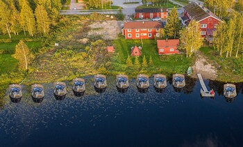 arctic guesthouse and igloos