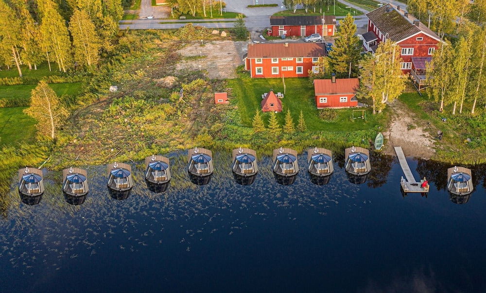arctic guesthouse and igloos