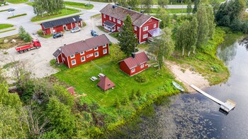arctic guesthouse and igloos